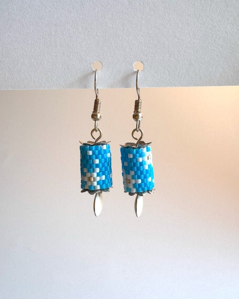 Frostige Winterpracht: Azurblaue Hängeohrringe mit Perlen und Emaille-Anhänger - Ohrringe - Fleur Du Jour