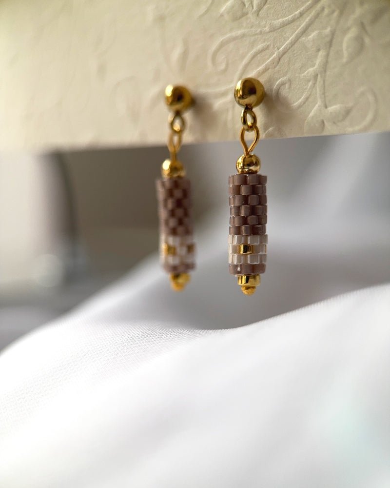 Minimalistic beaded earrings crafted in peyote stitch technique from Japanese Miyuki Delica beads in colors inspired by edelweiss flower - Fleur Du Jour