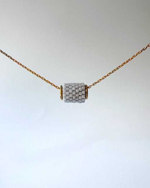 Edelweiß Perlenanhänger in Grau - Blumenanhänger - Fleur Du Jour