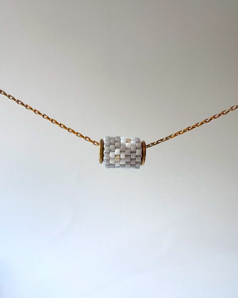 Edelweiß Perlenanhänger in Grau - Blumenanhänger - Fleur Du Jour