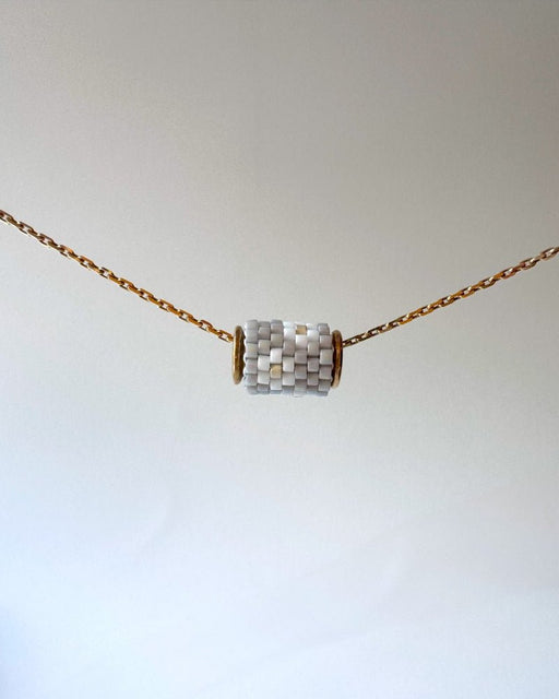 Edelweiß Perlenanhänger in Grau - Blumenanhänger - Fleur Du Jour