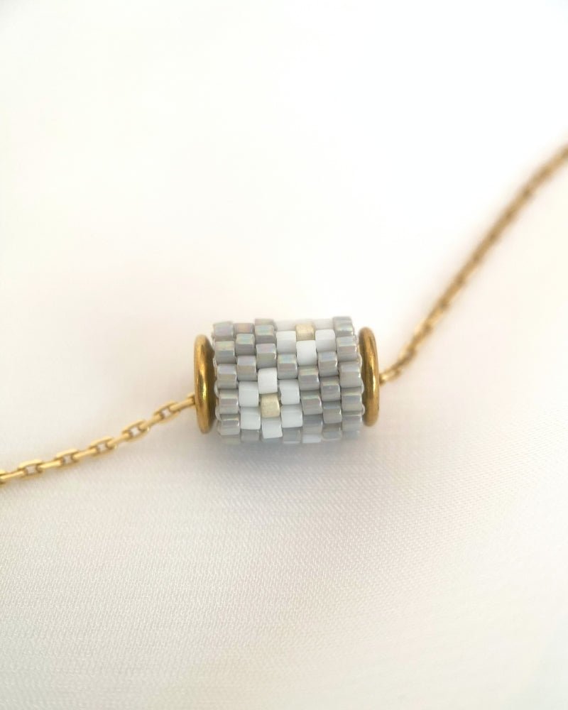 Edelweiß Perlenanhänger in Grau - Blumenanhänger - Fleur Du Jour