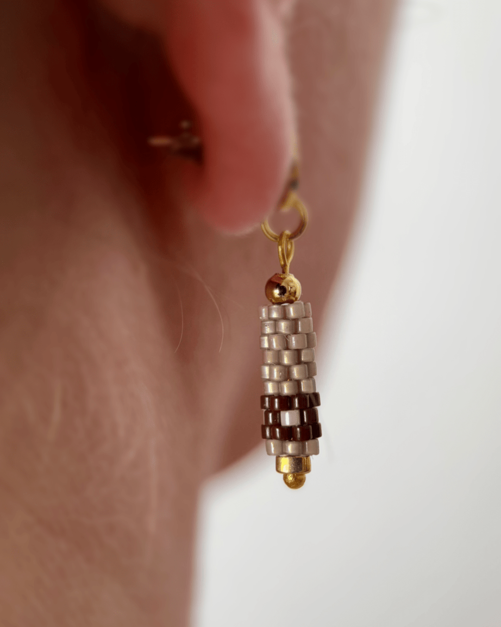 Schicke Edelweiß Perlenohrringe in Braun - Blumenohrringe - Fleur Du Jour