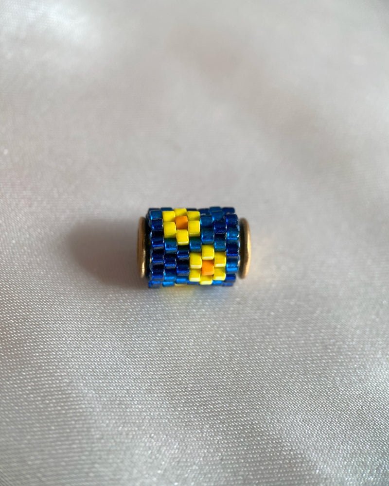Single beaded navy blue pendant crafted in peyote stitch technique from Japanese Miyuki beads - Fleur Du Jour