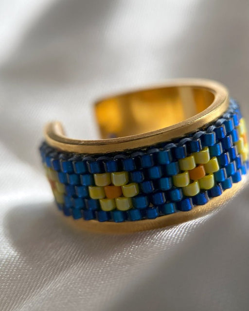 Adjustable gold-plated ring with beaded inlay crafted in peyote stitch technique from Japanese Miyuki beads in a color palette inspired by iris flowers - Fleur Du Jour
