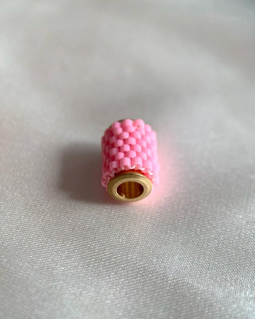 Single beaded rose pink pendant crafted in peyote stitch technique from Japanese Miyuki beads - Fleur Du Jour