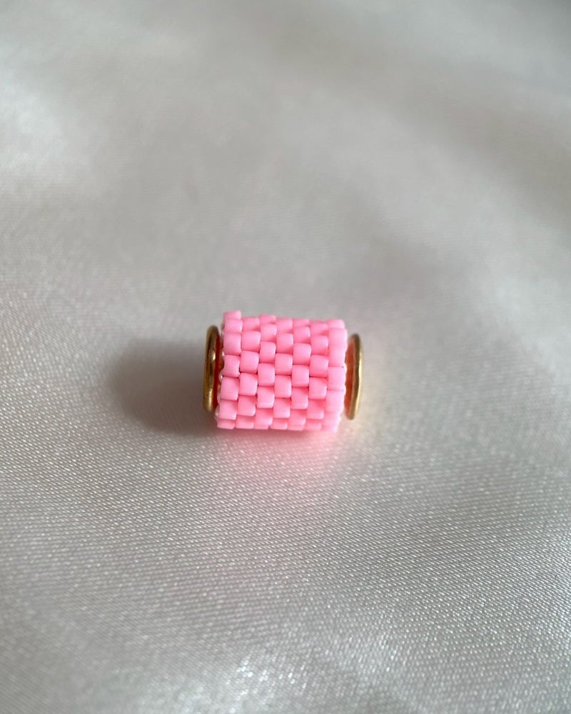 Single beaded rose pink pendant crafted in peyote stitch technique from Japanese Miyuki beads - Fleur Du Jour