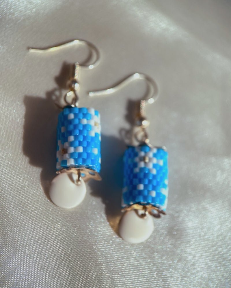 Frostige Winterpracht: Azurblaue Hängeohrringe mit Perlen und Emaille-Anhänger - Ohrringe - Fleur Du Jour