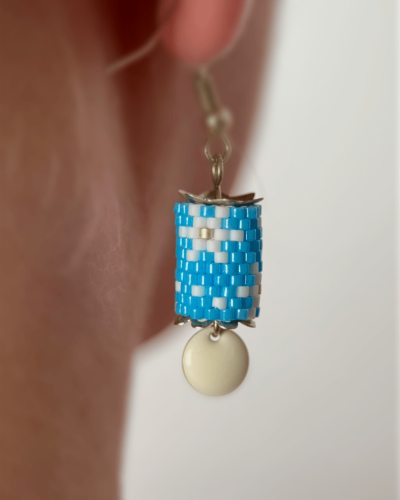 Frostige Winterpracht: Azurblaue Hängeohrringe mit Perlen und Emaille-Anhänger - Ohrringe - Fleur Du Jour