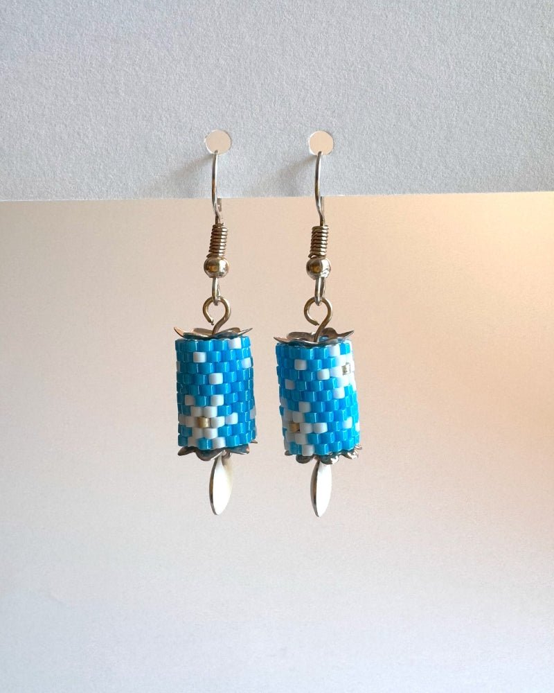 Frostige Winterpracht: Azurblaue Hängeohrringe mit Perlen und Emaille-Anhänger - Ohrringe - Fleur Du Jour