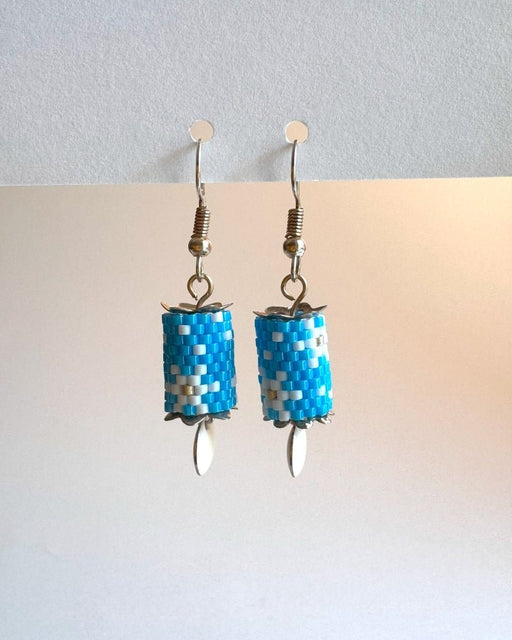 Frostige Winterpracht: Azurblaue Hängeohrringe mit Perlen und Emaille-Anhänger - Ohrringe - Fleur Du Jour