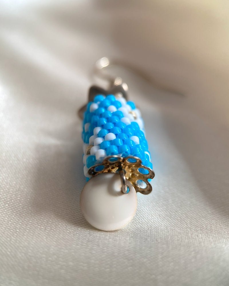 Frostige Winterpracht: Azurblaue Hängeohrringe mit Perlen und Emaille-Anhänger - Ohrringe - Fleur Du Jour