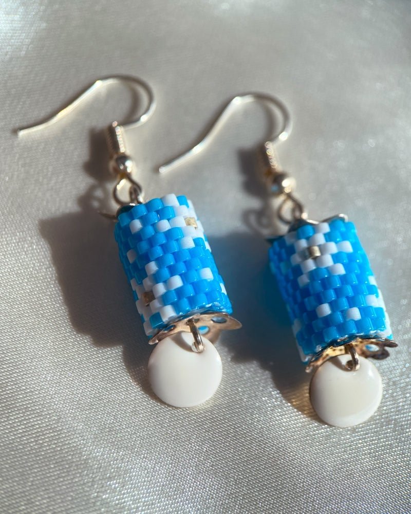 Frostige Winterpracht: Azurblaue Hängeohrringe mit Perlen und Emaille-Anhänger - Ohrringe - Fleur Du Jour