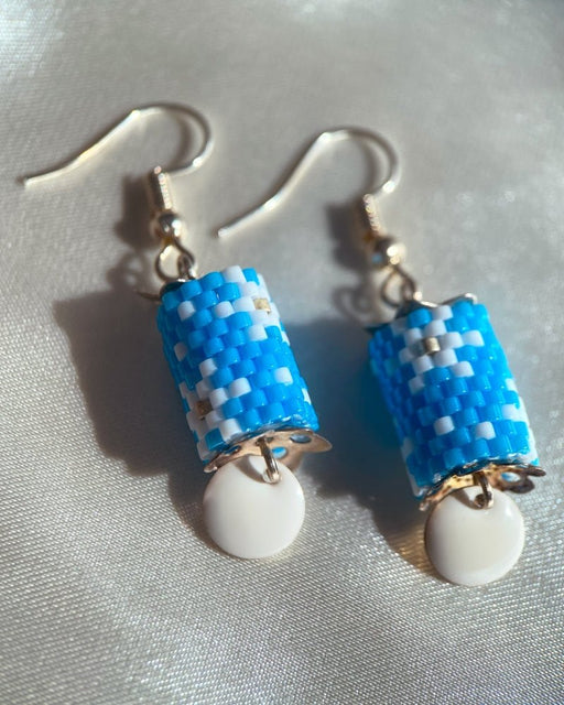 Frostige Winterpracht: Azurblaue Hängeohrringe mit Perlen und Emaille-Anhänger - Ohrringe - Fleur Du Jour