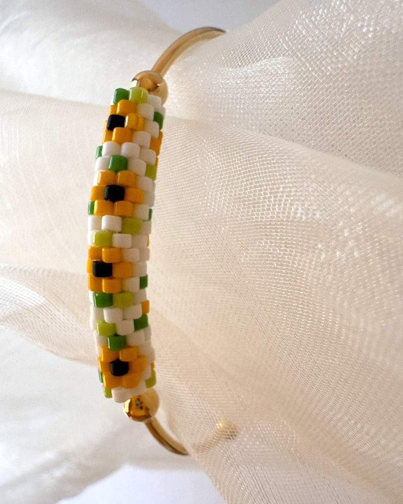 Filigranes Sonnenblumen-Armband mit Miyuki Delica Perlenarbeit und offener vergoldeter Armreif-Fassung mit Kugeldetails – Fleur du Jour