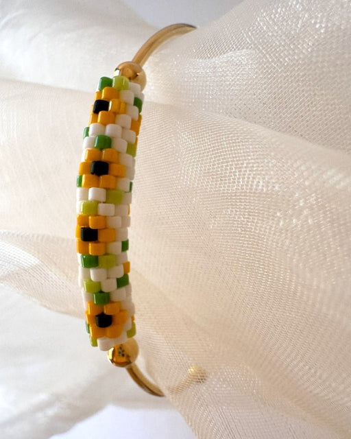 Filigranes Sonnenblumen-Armband mit Miyuki Delica Perlenarbeit und offener vergoldeter Armreif-Fassung mit Kugeldetails – Fleur du Jour