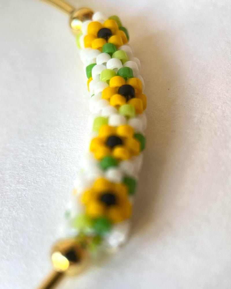 Filigranes Sonnenblumen-Armband mit Miyuki Delica Perlenarbeit und offener vergoldeter Armreif-Fassung mit Kugeldetails – Fleur du Jour