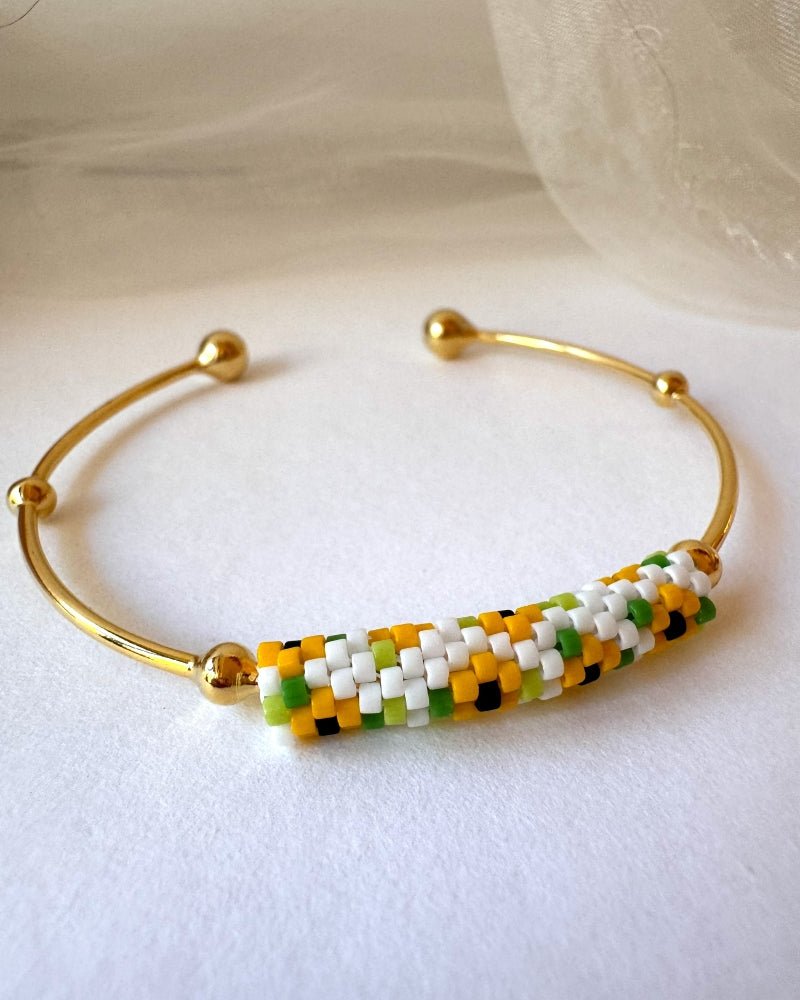 Filigranes Sonnenblumen-Armband mit Miyuki Delica Perlenarbeit und offener vergoldeter Armreif-Fassung mit Kugeldetails – Fleur du Jour