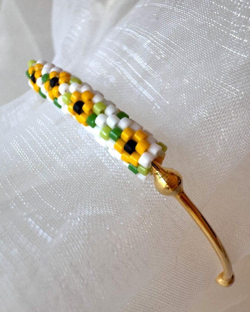 Filigranes Sonnenblumen-Armband mit Miyuki Delica Perlenarbeit und offener vergoldeter Armreif-Fassung mit Kugeldetails – Fleur du Jour