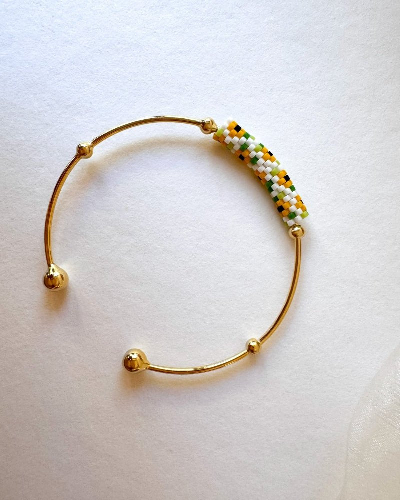 Filigranes Sonnenblumen-Armband mit Miyuki Delica Perlenarbeit und offener vergoldeter Armreif-Fassung mit Kugeldetails – Fleur du Jour