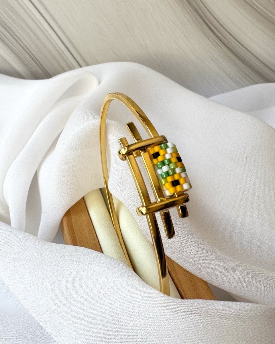 Offener vergoldeter Sonnenblumen-Armreif mit kleinem Einsatz aus Miyuki Delica Perlen in Weiß, Gelb, Grün und Schwarz - Fleur du Jour