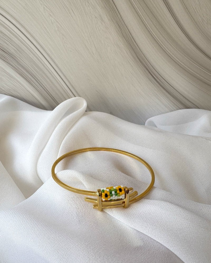 Open gold-plated sunflower bangle with a small Miyuki Delica bead inlay in white, yellow, green and black - Fleur du Jour