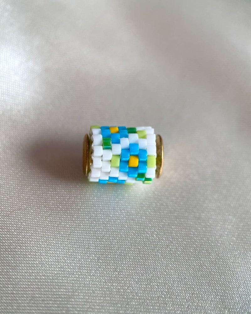 Single beaded pendant crafted in peyote stitch technique from Japanese Miyuki beads in a color palette inspired by forget-me-not flowers - Fleur Du Jour