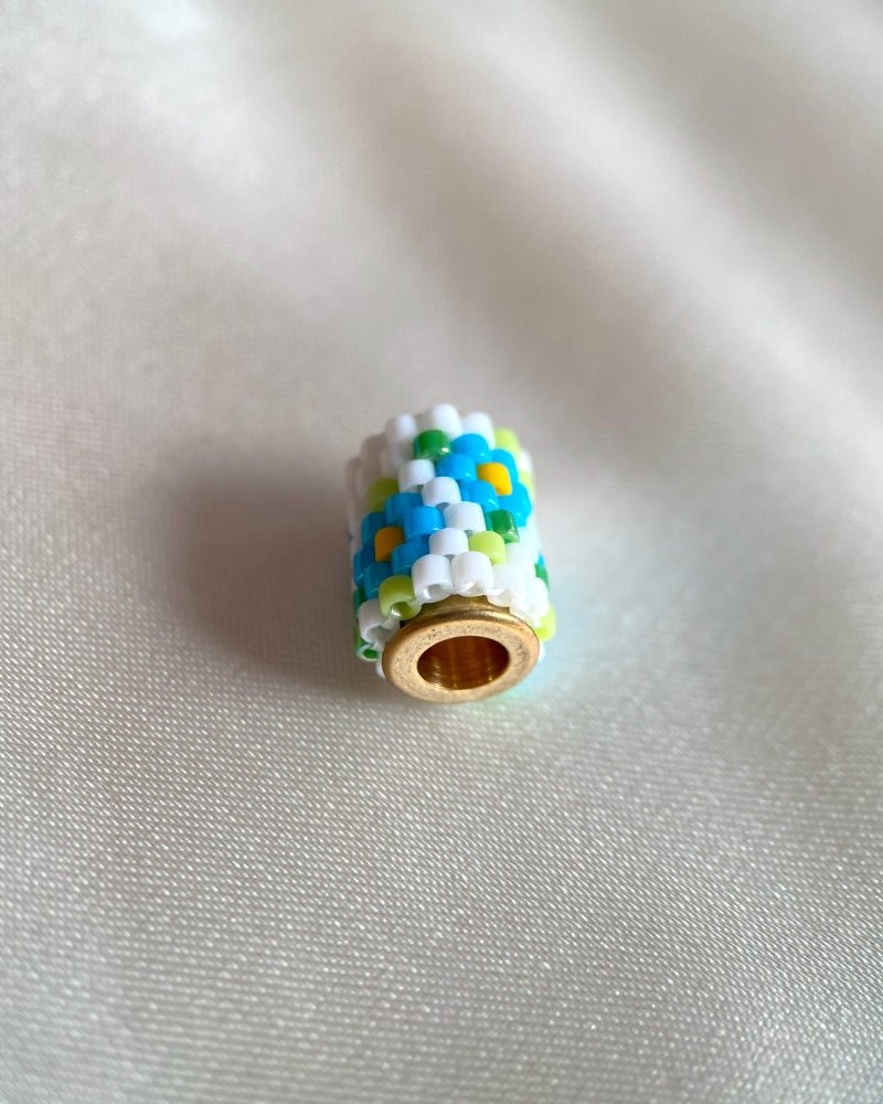 Single beaded pendant crafted in peyote stitch technique from Japanese Miyuki beads in a color palette inspired by forget-me-not flowers - Fleur Du Jour